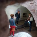 Voorzitter Ester Weststeijn proeft van de praktijk in Kasteel Hernen