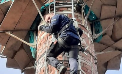 Wachter Ronald Stijf duikt in historie en restauratie schoorsteen Apeldoorn