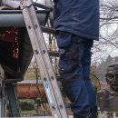 De ladder op bij Marishuis Heumen terwijl ‘man van bankbiljet’ toekijkt