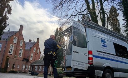 Kasteel in Beekbergen lekt een beetje door missende leien